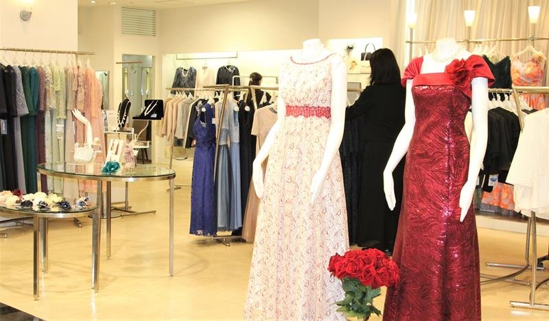 そごう千葉店で売り上げを伸ばしている婦人服フォーマルの売り場＝７日、千葉市中央区
