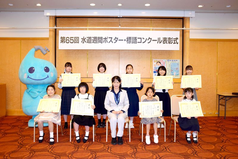 ポスターの部の最優秀賞と優秀賞の受賞者ら＝千葉市中央区