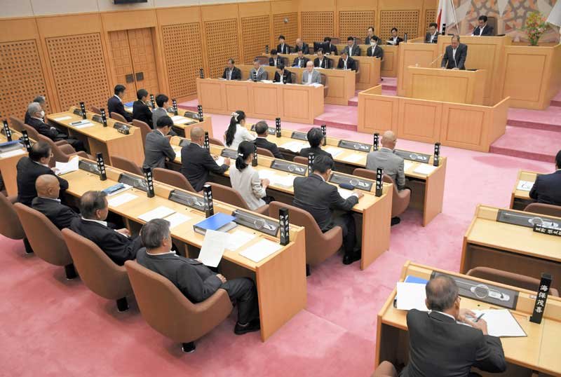 強制わいせつ容疑で逮捕された星野容疑者に対する辞職勧告決議案を可決した成田市議会＝９日午後