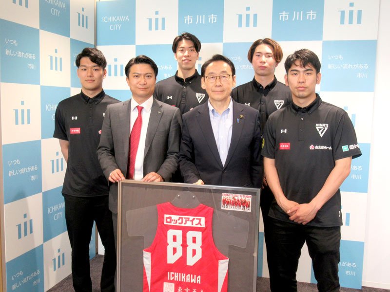 市川市役所を訪れた千葉ジェッツふなばしの選手ら。前列中央は田中市長＝８日
