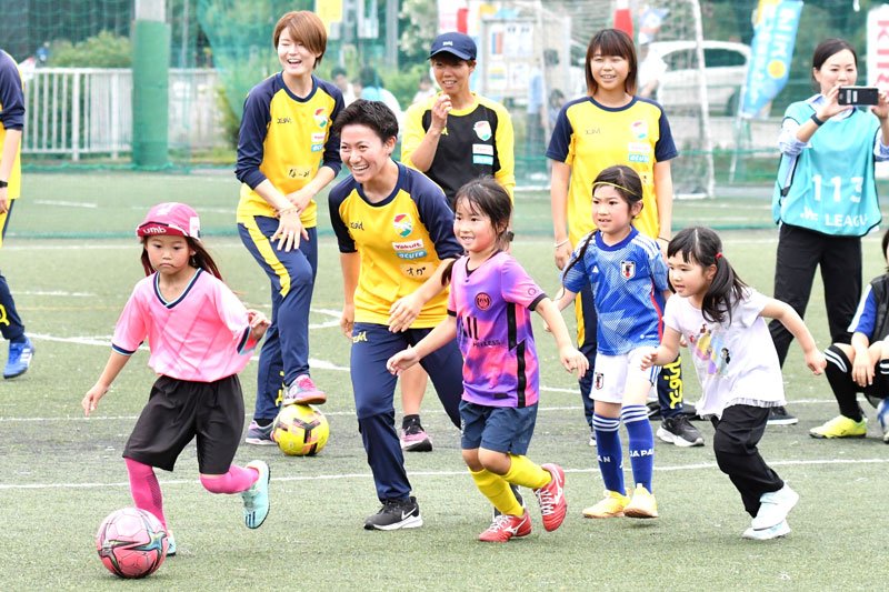 子どもたちとミニゲームをするジェフ千葉レディースの選手たち＝１０日、八千代市