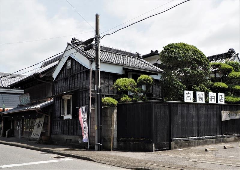 国の登録有形文化財に指定されている宮醤油店の店舗や蔵＝富津市
