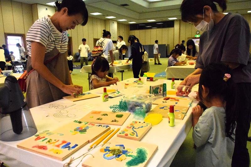 プラごみを材料に活用したアート体験に取り組む参加者＝旭市

