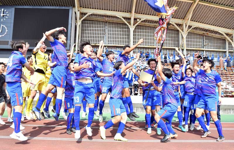 サッカーの千葉県高校総体で優勝し、大喜びの市船橋イレブン＝１８日、柏の葉公園総合競技場
