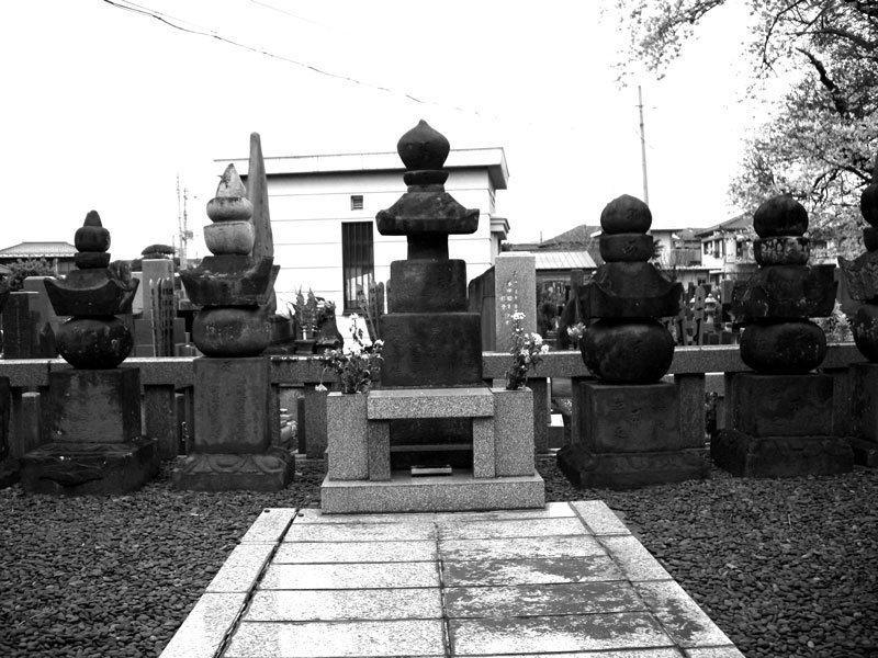 千葉寺境内の「新潼（しんとう）記念塔」＝千葉市中央区
