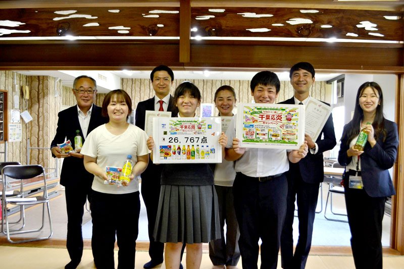 ベルマークを受け取り笑顔を見せる鈴木さん（前列中央）と畑さん（同右）＝１９日、船橋市立船橋特別支援学校
