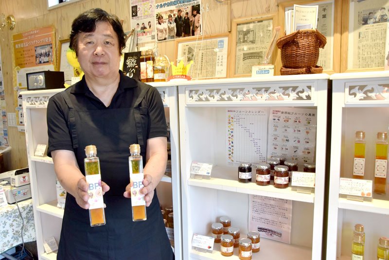 「びわとパッションフルーツのドレッシング」をＰＲする礒部さん＝館山市