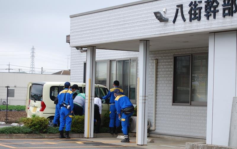 八街幹部交番に突っ込んだ軽乗用車＝２３日午後０時４０分ごろ、八街市