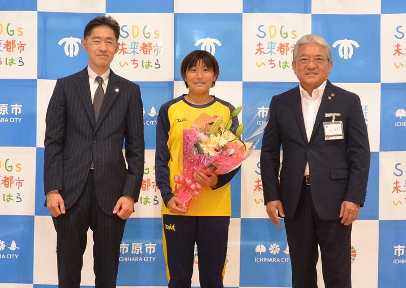 小出市長（右）にＷ杯代表入りを報告した千葉選手（中央）＝２３日、市原市役所
