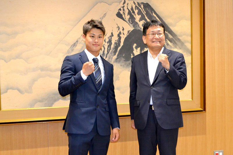表敬訪問で神谷市長（右）とポーズを決める堤選手＝千葉市役所