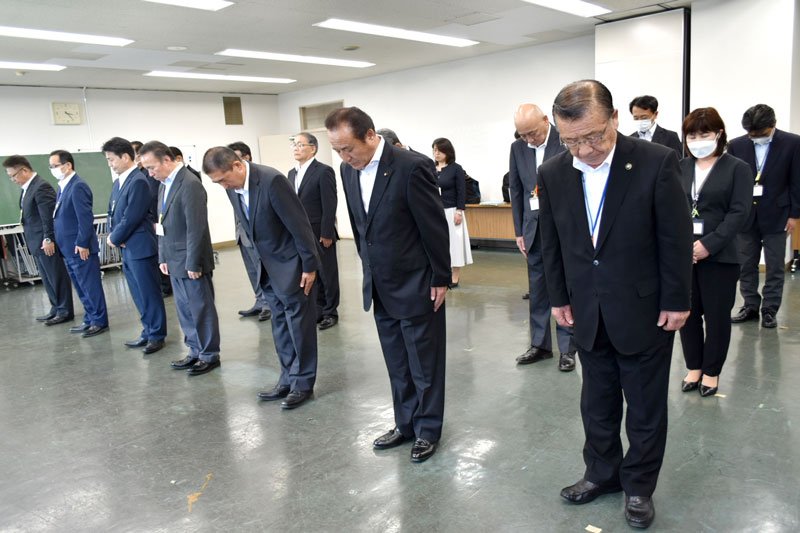 事故発生時刻に合わせて黙とうする北村市長（手前）や市幹部職員ら＝２８日午後３時２５分ごろ、八街市役所
