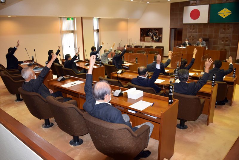 東間氏の議員辞職を全会一致で許可した長生村議会＝３０日午後１時５分ごろ、同村議会議場
