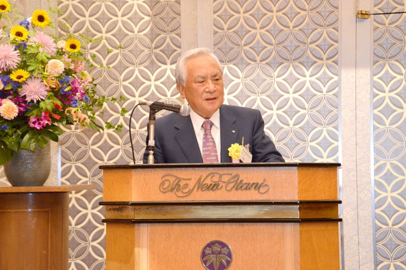 あいさつする臼倉会長＝千葉市美浜区