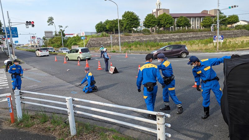 事故現場周辺を調べる県警の捜査員＝２６日午後、成田市
