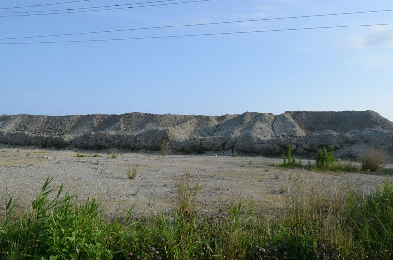 ＜山武市有地の砂ぼこり問題＞飛散防止液まき対策　市、７月上旬に住民説明会　土砂「気付いたら積み上がっていた」計画のずさんさ認める
