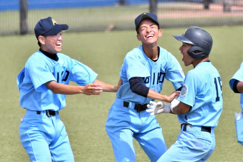 千葉英和－我孫子　９回裏我孫子２死満塁、サヨナラ勝ちし喜ぶ山田（右）ら＝ゼットエー
