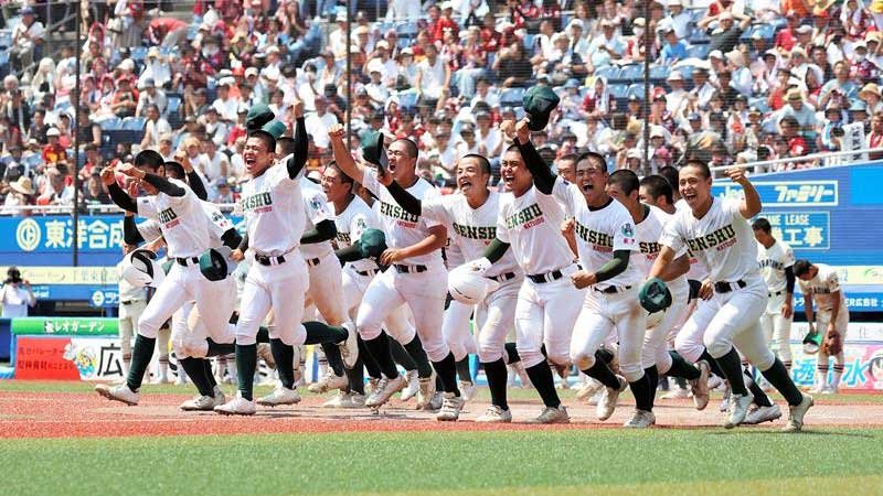サヨナラ勝ちで優勝を決めた専大松戸ナインが喜びを爆発させる＝２７日、千葉市美浜区のＺＯＺＯマリンスタジアム