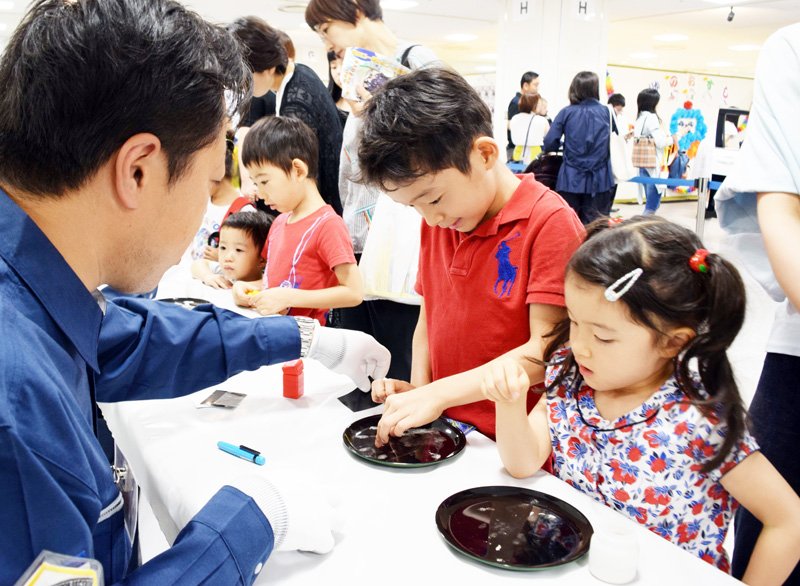 警察官に教わりながら自分の指紋を採取する子どもら（過去のイベントの模様）
