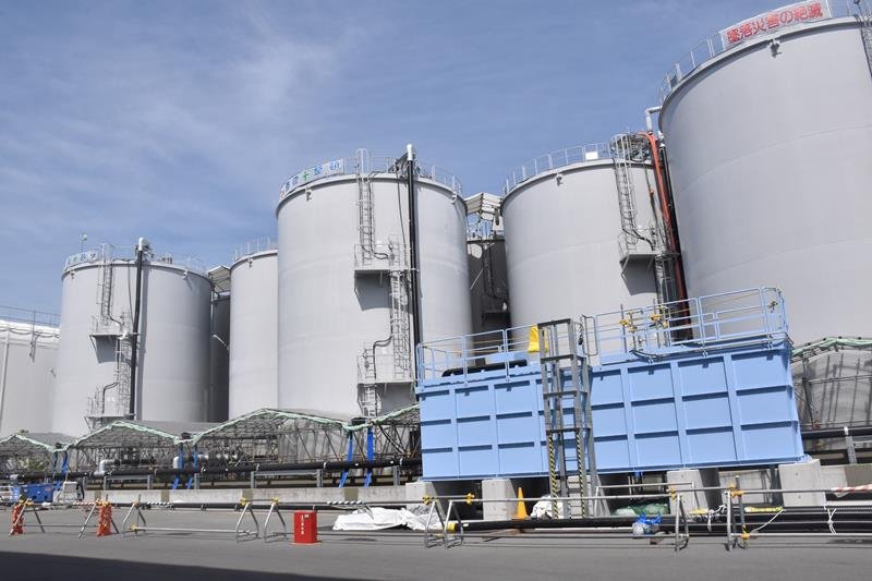 福島第１原発内に並ぶ高さ約１６メートルのタンク（代表撮影）
