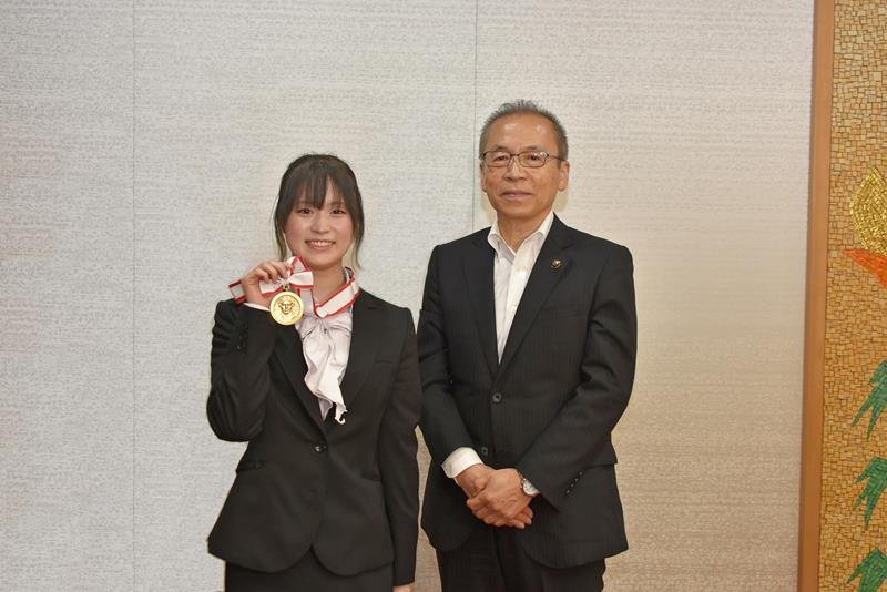 金メダルを手に日本選手権優勝を報告する稲富選手（左）＝船橋市役所（同市提供）
