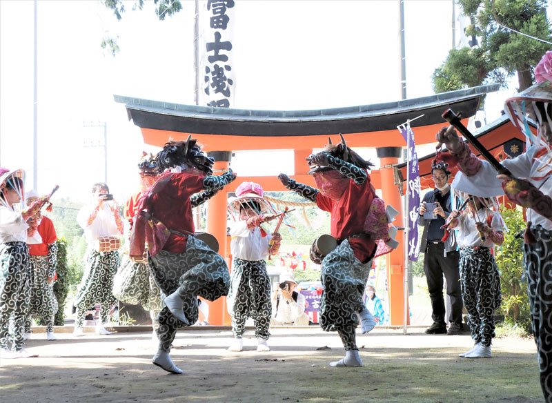 境内で披露された伝統の羯鼓舞＝２日、富津市