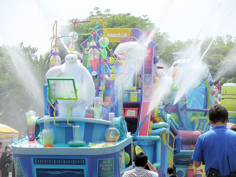 フロートの上から沿道に水を噴き上げるベイマックス＝３日、浦安市の東京ディズニーランド