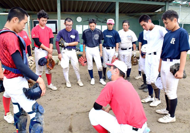 守備練習の前に三浦監督の周りに集まり、連携を確認する選手たち＝茂原市の茂原樟陽高校