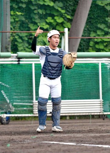 ノック中、チームメートに指示を出す吉田＝松戸市内
