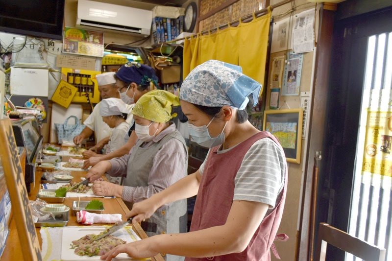 「まちゼミ」初日に開かれた「なめろう」の作り方講座＝５日、八街市
