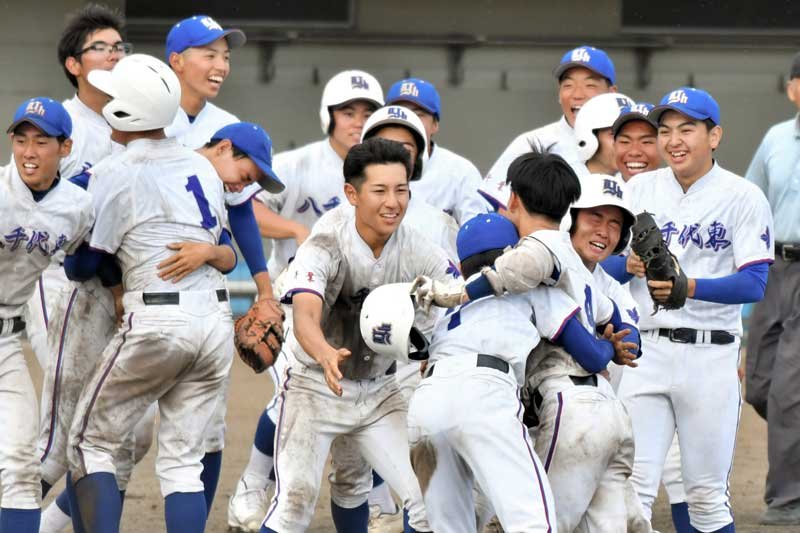 東海大市原望洋にサヨナラ勝ちし、喜ぶ八千代東ナイン＝袖ケ浦市営
