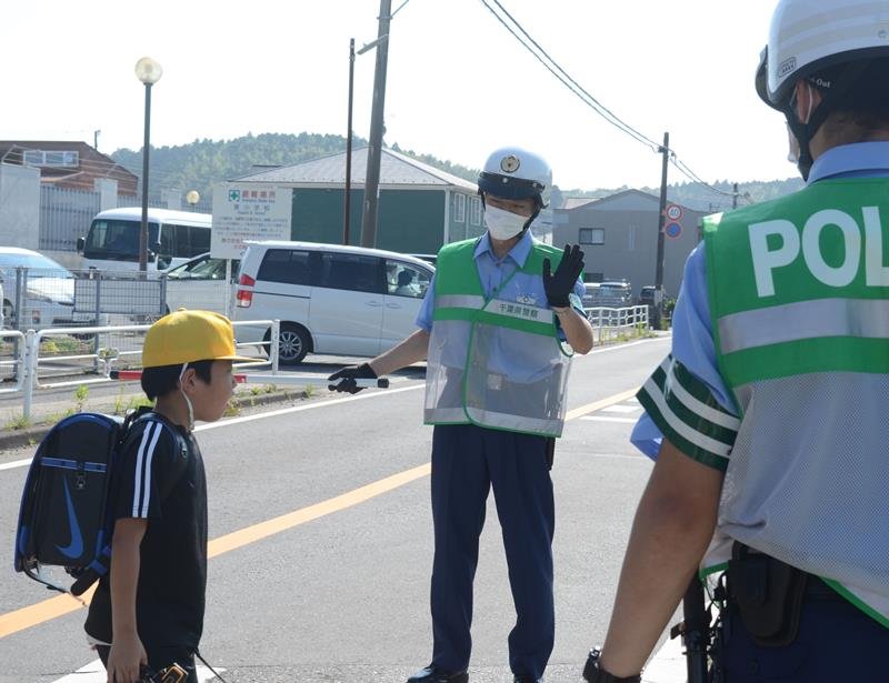 東小の下校見守り活動を行う県警察学校の初任科生＝東金市
