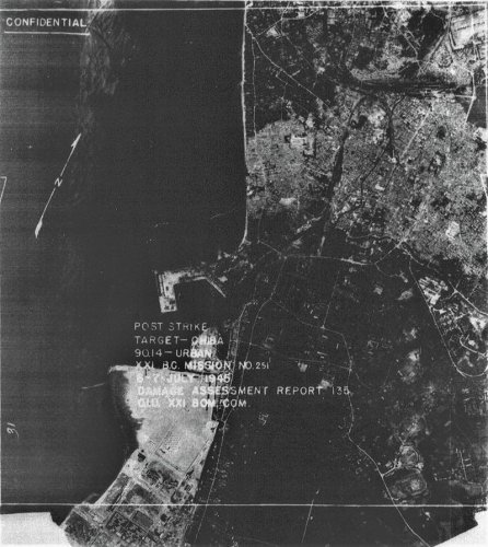 空襲直後の米軍の空中写真
