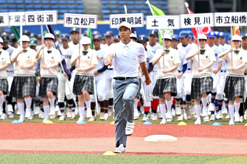 先導を務めた八千代松陰の相沢さん＝ＺＯＺＯマリン
