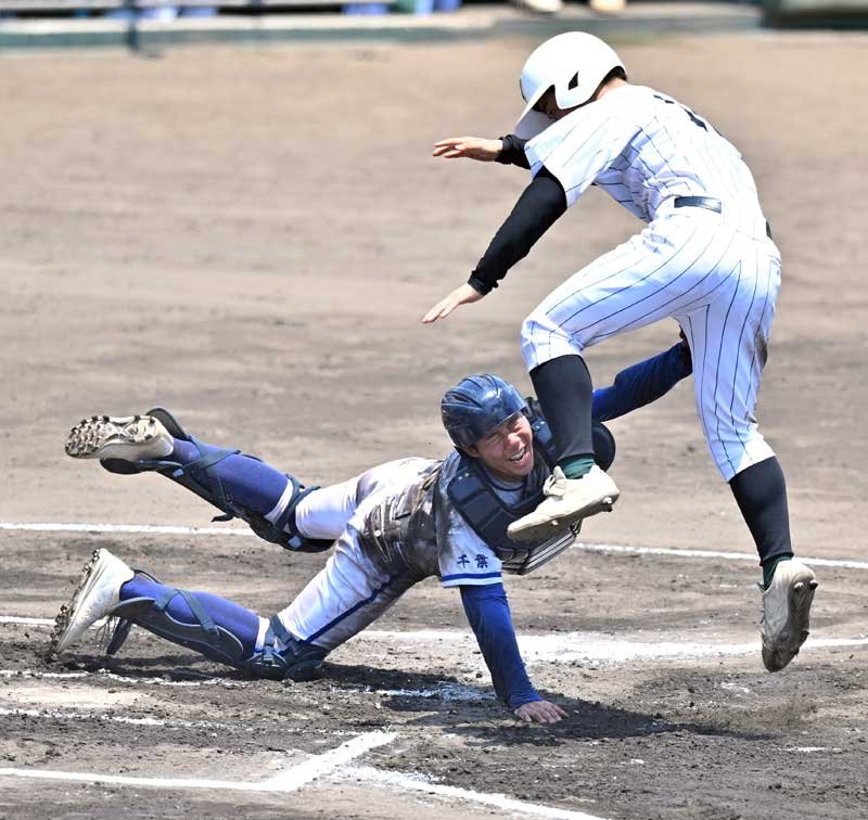 １０回表柏の葉無死満塁、中堅への犠牲フライで本塁を狙った三走をタッチアウトにした市川工の捕手渡辺慶＝柏の葉