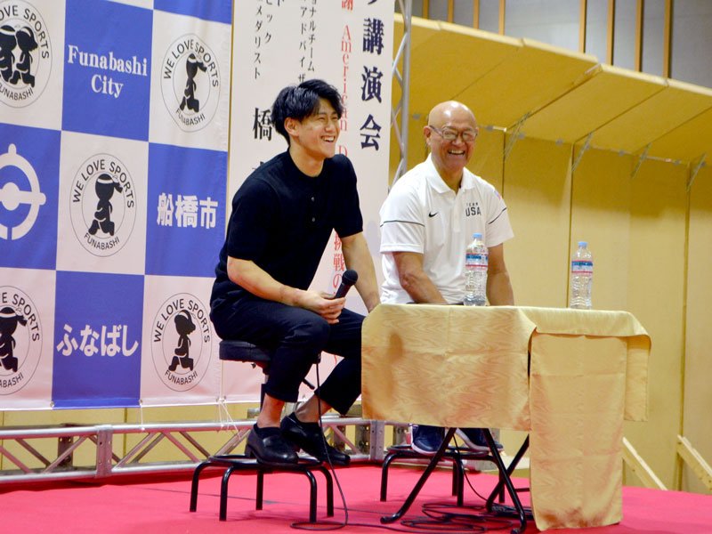 母校・市立船橋高で９日に行われた講演で、市民の質問に笑顔で答える橋本選手（左）と富田さん