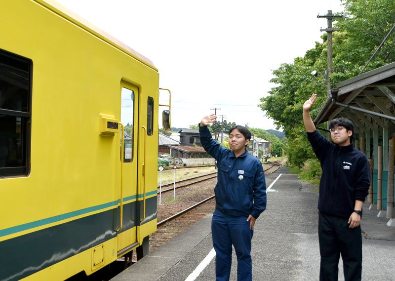 今春入社した岡田さん（左）と昨春から勤務する松木さん＝大多喜町