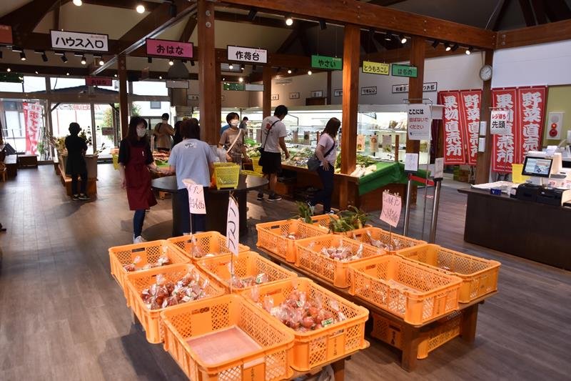 リニューアルオープンした「土のめぐみ館」の店内（写真上）と、外観（写真下）＝南房総市
