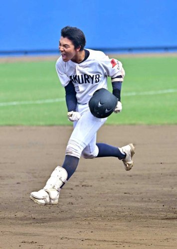 長狭―柏陵　９回裏柏陵２死二塁、サヨナラ二塁打を放ちナインのもとに駆け寄る鈴木＝千葉県総合ＳＣ