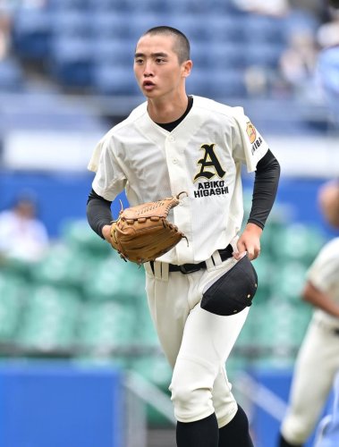 幕張総合―我孫子東　初回を三者凡退に抑えベンチに戻る我孫子東の勝股＝ＺＯＺＯマリン

