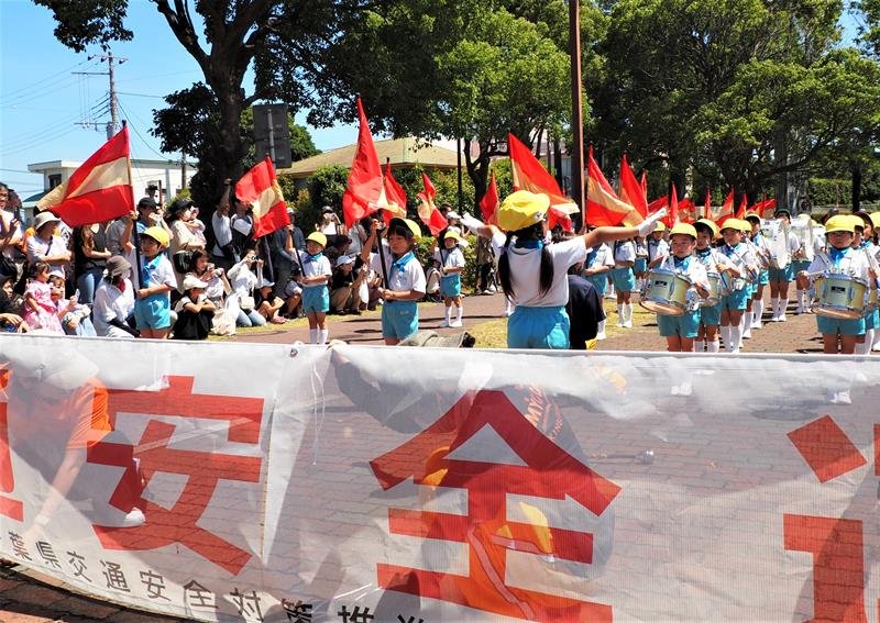 交通安全を願い、マーチングバンドの演奏を披露する明澄幼稚園の園児＝１６日、富津市
