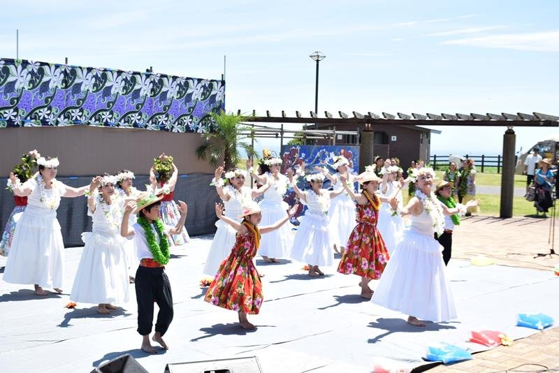青空の下、特設ステージで優美な踊りを披露する参加者＝１６日、旭市