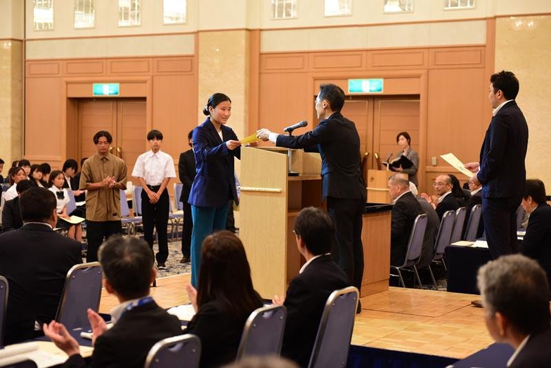 指定証を受け取るサーフィンの中塩佳那さん＝千葉市内のホテル
