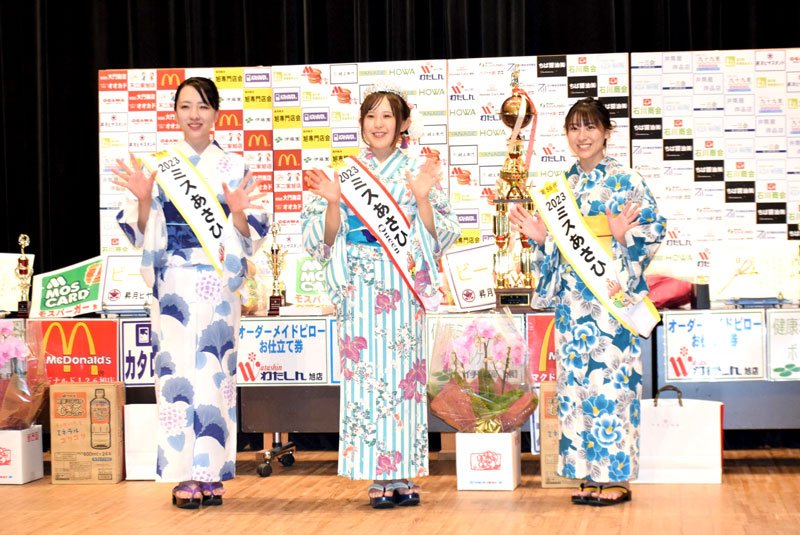 写真撮影に応じるミスあさひクイーンの伊藤さん（中央）とミスあさひの寺嶋さん（左）、古山さん＝旭市