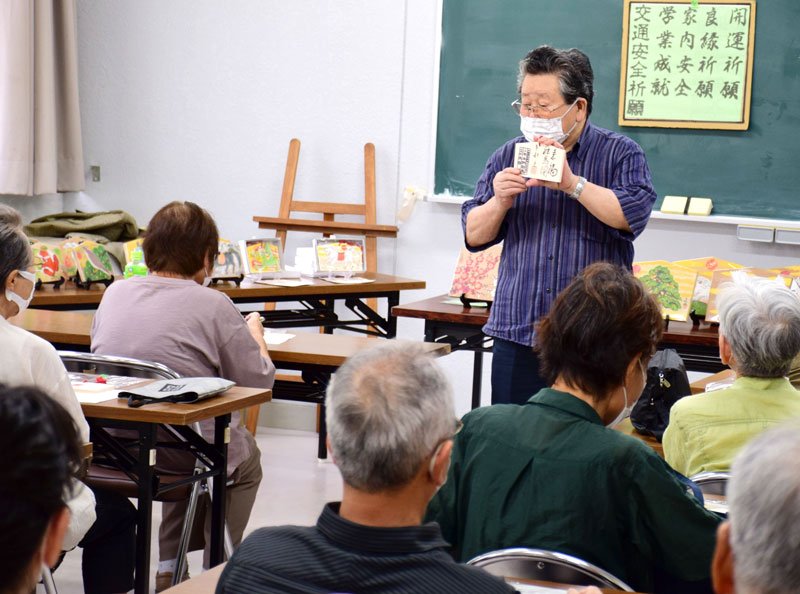 絵馬の歴史や描き方を教える矢部さん＝茂原市立美術館・郷土資料館