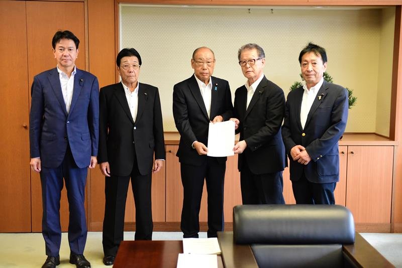 豊田副大臣（中央）に要望書を手渡す議連役員＝２０日、国交省
