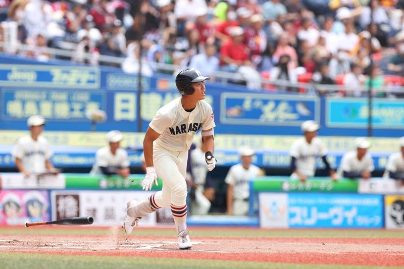 １回表習志野２死一塁、先制二塁打を放つ習志野の佐藤

