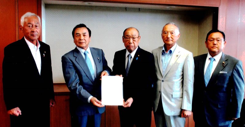 豊田副大臣（左から３人目）に要望書を渡した鵜沢支部長（同２人目）ら＝２０日、国交省（自民党大網白里市支部提供）