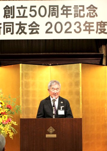 県経済同友会創立５０周年記念総会であいさつする白鳥代表幹事＝２５日、千葉市美浜区（県経済同友会提供）