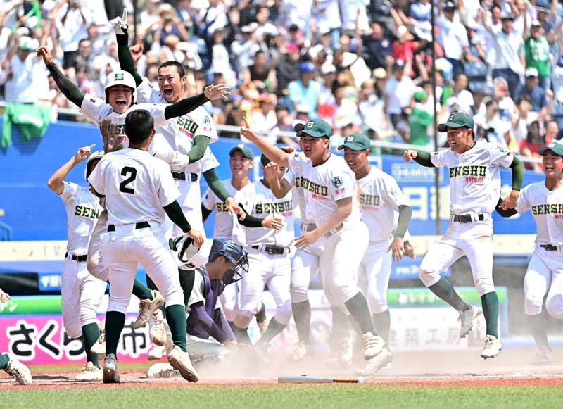サヨナラ勝ちで優勝し喜ぶ専大松戸ナイン＝２７日、ＺＯＺＯマリン