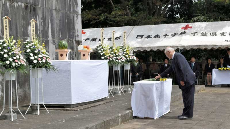 千葉県忠霊塔前の献花台に花を手向ける川島会長＝１５日、千葉市中央区